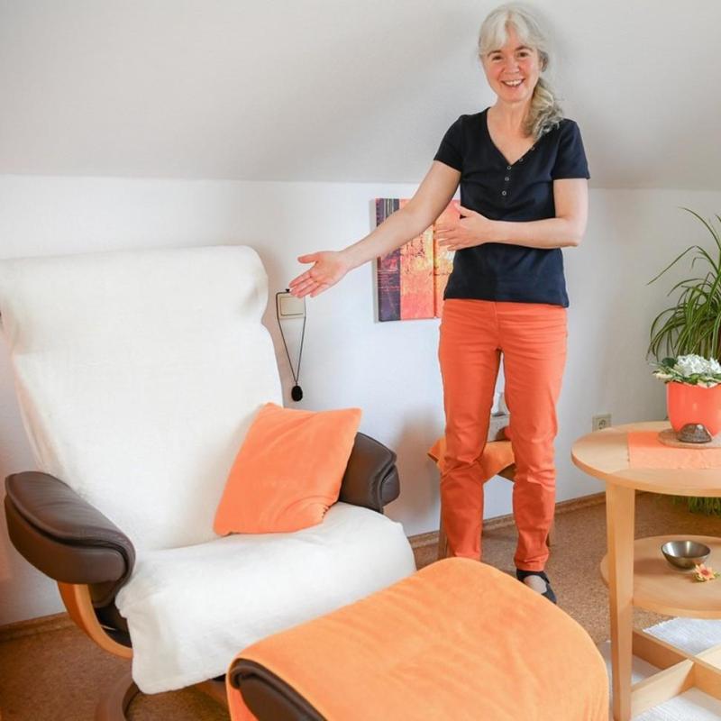 quadr-Praxis-Sessel-Einladung-Kissen-li-re__35